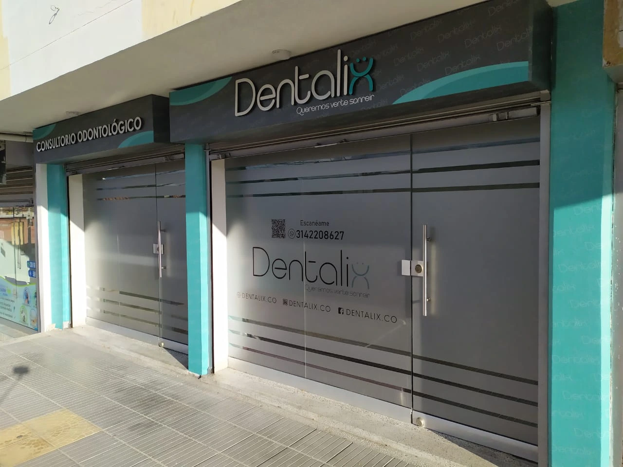 Fachada de clínica dental moderna