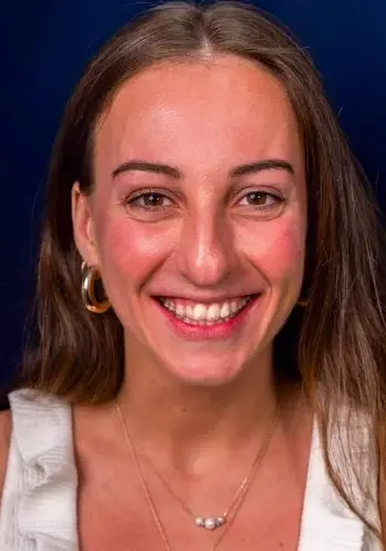 Paciente de Dentalix Cúcuta mostrando su nueva sonrisa después del tratamiento