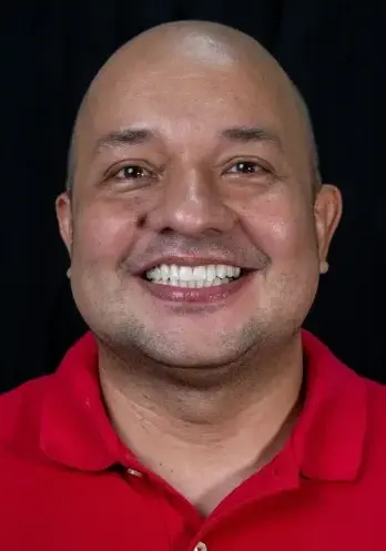 Paciente de Dentalix Cúcuta sonriendo después de su tratamiento odontológico