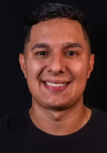 Paciente joven de Dentalix Cúcuta sonriendo tras su valoración odontológica