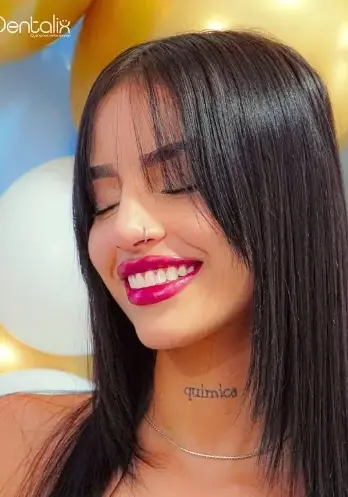 Paciente de Dentalix con diseño de sonrisa, sonriendo en su cita de resultados