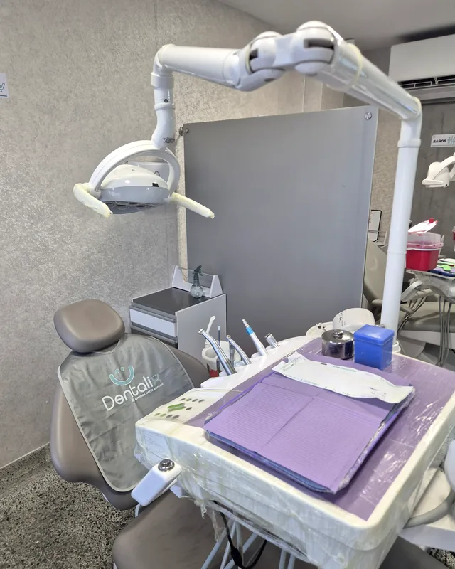Consultorio y barreras de bioseguridad — Dentalix Cúcuta Consultorio de Dentalix Cúcuta con barreras de bioseguridad y bandeja de instrumental preparada para el paciente