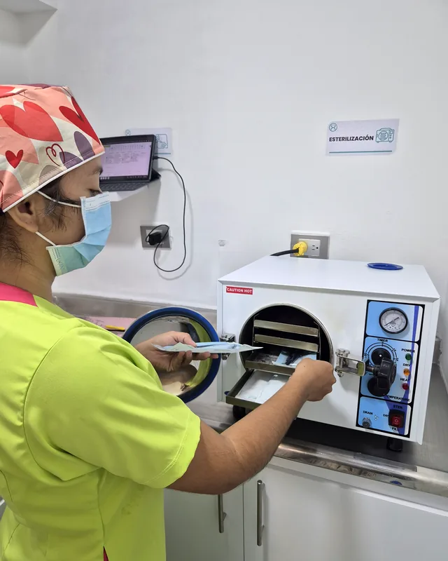 Autoclave y esterilización — Dentalix Cúcuta Esterilización en autoclave del instrumental odontológico en Dentalix Cúcuta: paquetes sellados y control de ciclo