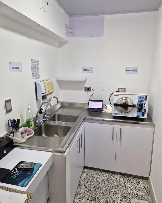 Área de esterilización — Dentalix Cúcuta Área de esterilización de Dentalix Cúcuta con protocolo de lavado, empacado y autoclave señalizado
