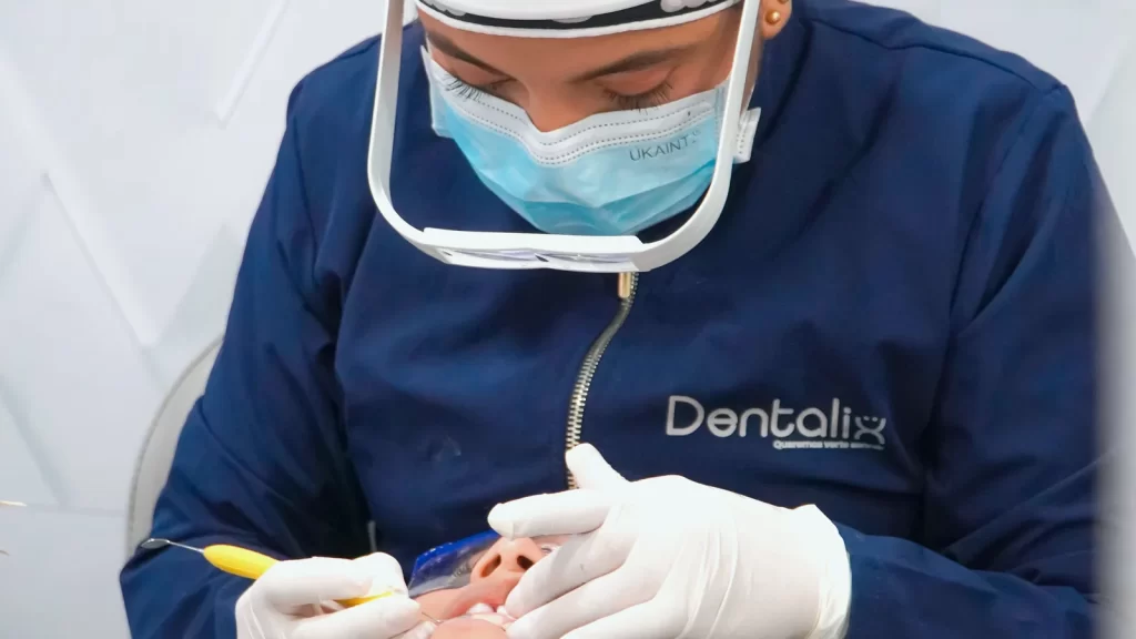 Odontóloga de Dentalix realizando una valoración odontológica a una paciente en Cúcuta aspirantes policia ejercito armada cucuta