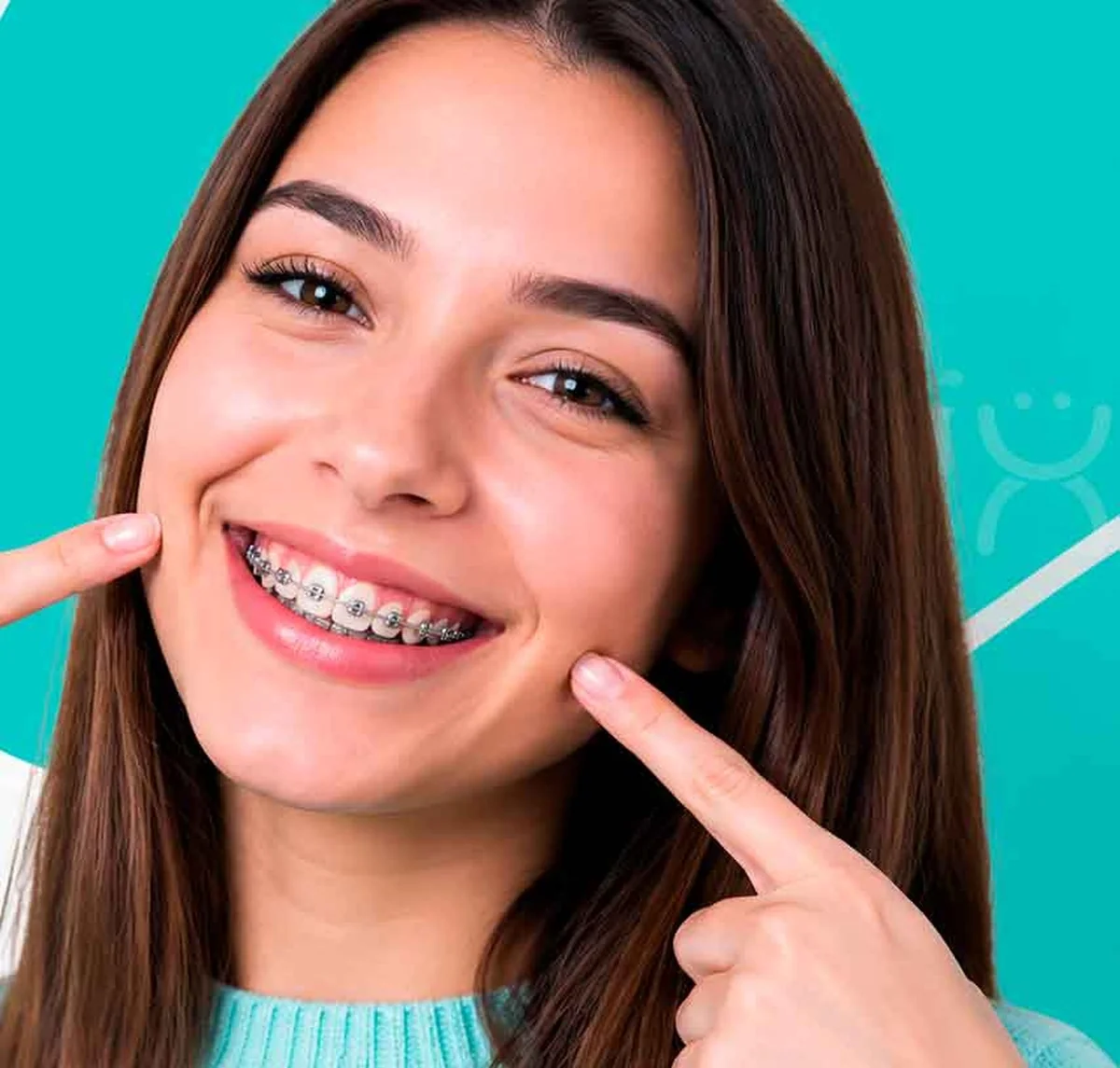 Ortodoncia en Cúcuta - paciente sonriendo con brackets metálicos, ortodoncista certificado en Dentalix